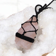 Load image into Gallery viewer, Natural Rose Quartz Netted Necklace