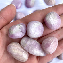 Load image into Gallery viewer, Tumblestone / Kunzite