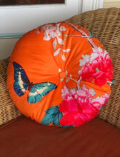 Load image into Gallery viewer, Orange Birds 4 Velvet Cushion / Round